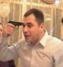 Orosz rulett a lakodalmon - fejbe lõtte magát a vendég (videóval!)