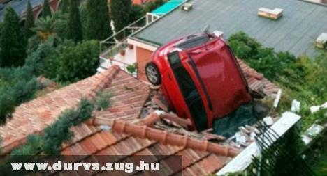 Egy kilátóból zuhant az autó a házra - fotóval!