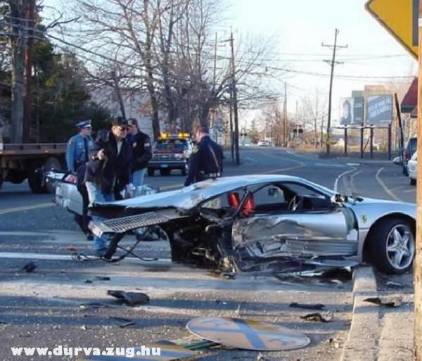 Kiszakadt a motor a Ferrariból